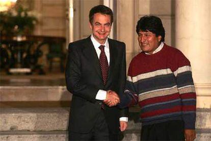Evo Morales, presidente de Bolivia, con su chompa a rayas, saluda al jefe del Ejecutivo español, José Luis Rodríguez Zapatero, el pasado 4 de enero en el palacio de La Moncloa, en Madrid