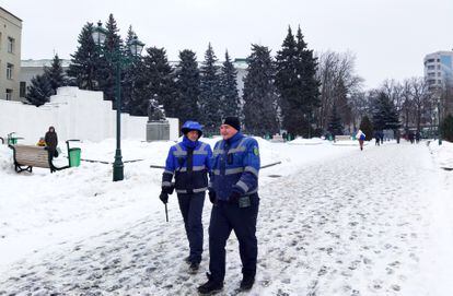 Dos policías en Járkov, la segunda ciudad más poblada de Ucrania, a 40 kilómetros de Rusia, el miércoles.