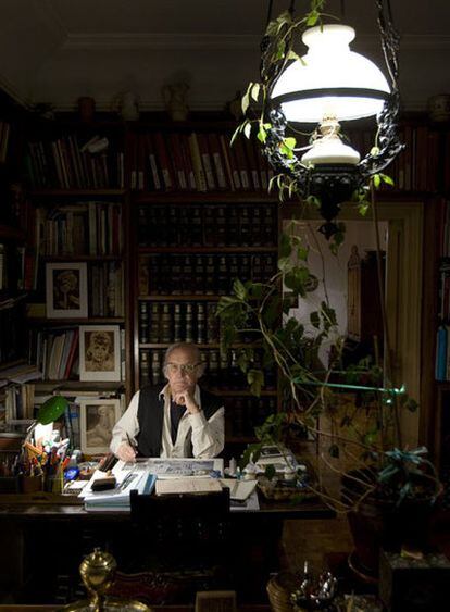 "El cine español está al mismo nivel que cualquier cinematografía importante del mundo", afirma Gil Parrondo, fotografiado en su casa de Madrid.