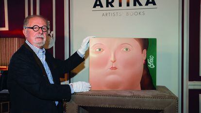 Fernando Botero, con el ejemplar 'Las mujeres de Botero'.