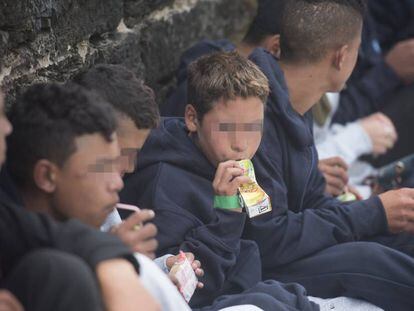 Un grupo de niños marroquíes en el puerto de Tarifa, el 26 de julio.