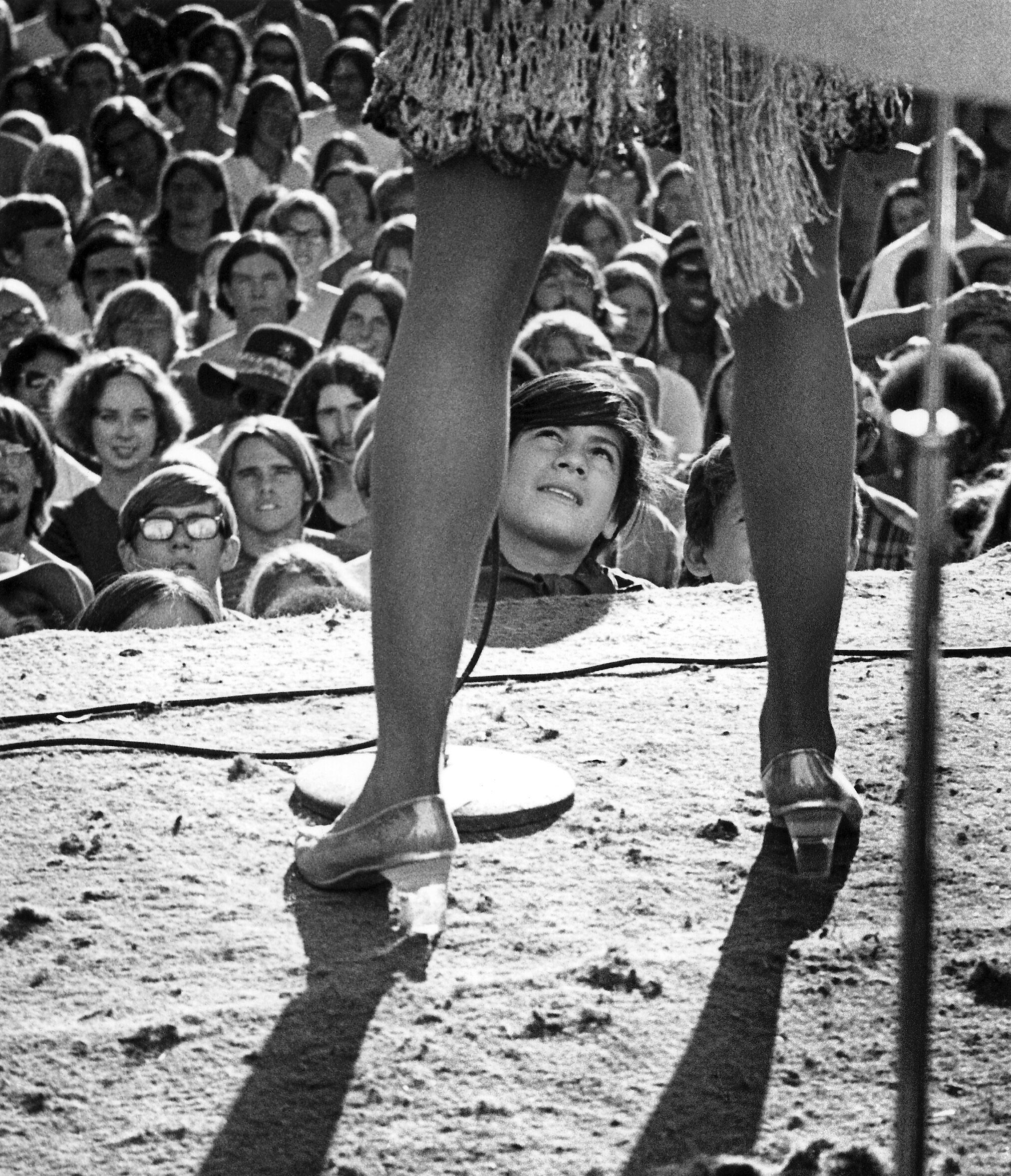 Un seguidor miraba a Tina Turner durante una actuación en 1969.