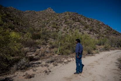 Matías Valenzuela Estevan, nativo tohono o’odham, en el desierto de Sonora.