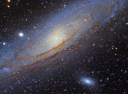 Andrómeda (M31), situada a 2,5 millones de años-luz, es el objeto celeste más lejano que podemos observar a simple vista. Junto  con la Vía Láctea domina el Grupo Local, formado por una treintena  de miembros. Esta imagen de 5 horas de exposición está tomada desde el Pico del Buitre en Javalambre (Teruel), con un telescopio reflector de 20 cm y cámara réflex digital.