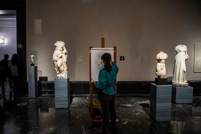 Elena Martín hace un dibujo con caballete de la escultura romana 'Apolo con cítara' en el Museo del Prado.