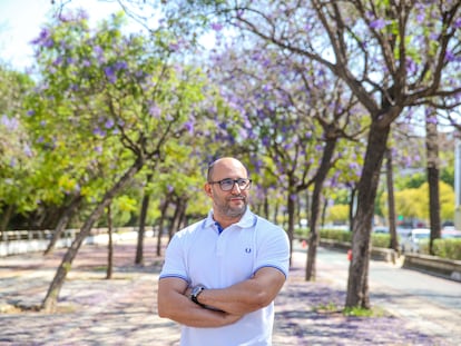 Anas El Hadri, mediador sociocultural y marroquí residente en Sevilla, viajará este año en avión a Tánger ante la cancelación de la Operación Paso del Estrecho.