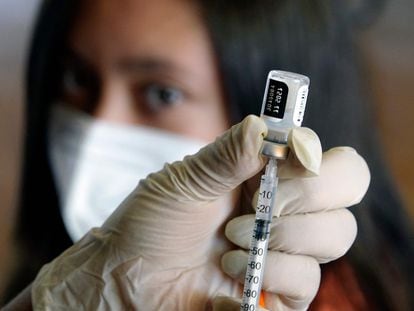 Una trabajadora prepara una vacuna de Pfizer en Quito (Ecuador).