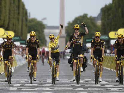 Vingegaard acompañado por su equipo Jumbo a la meta del Tour de Francia 2023.