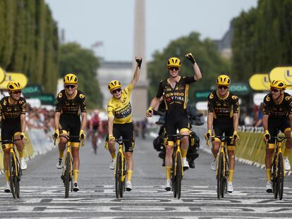 Vingegaard acompañado por su equipo Jumbo a la meta del Tour de Francia 2023.