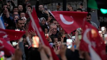 El actual presidente de Turquía, Recep Tayyip Erdogan, saluda a sus simpatizantes en Estambul, este domingo.