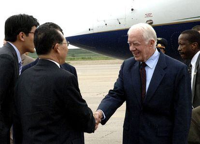 El viceministro de Asuntos Exteriores norcoreano, Kim Kye-gwan, recibe al ex presidente estadounidense Jimmy Carter a su llegada a Pyongyang.