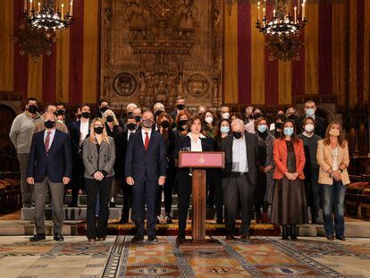 Los 41 concejales de Barcelona durante la lectura de la declaración institucional de condena al ataque Ruso a Ucrania, el pasado 25 de febrero.