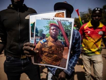 Un hombre sostiene un retrato del teniente coronel Damiba, presidente de Burkina Faso, este lunes en Uagadugú.