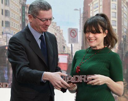 La periodista de EL PÁIS Patricia Gosálvez, en el momento de recoger su galardón.