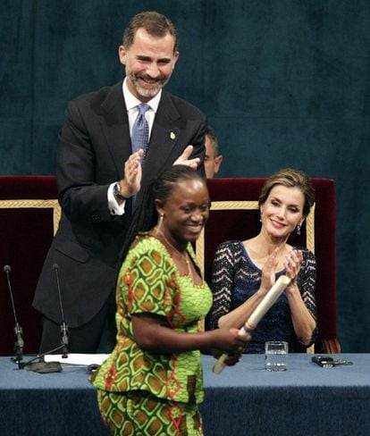 El rei Felip VI lliurant el premi Príncep d'Astúries de la Concòrdia a la periodista congolesa Caddy Adzuba, davant la reina Letícia.
