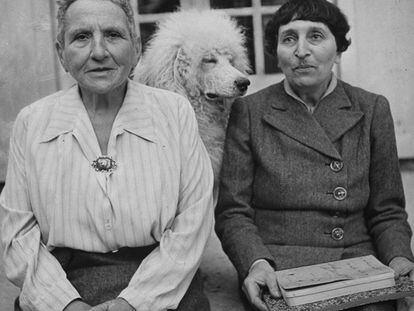 Gertrude Stein (i) y Alice Tokias