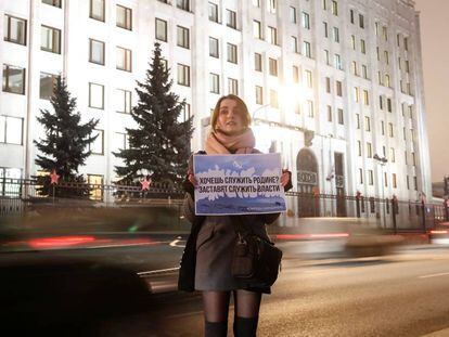 Una activista protesta por el arresto de Shaveddinov este miércoles en Moscú.