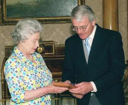 John Major rompió la hegemonía de Margaret Thatcher pero no el color del Gobierno, que siguió siendo conservador. Gobernó entre noviembre de 1990 y mayo de 1997. En la imagen, de junio de 1999, la reina le otorga un título de honor tras dejar el Gobierno.