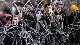 Un grupo de refugiados intentan cruzar a la localidad griega de Orestiada, en la frontera con Turquía, este lunes.