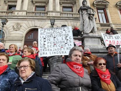 Unas pensionistas protestan en la puerta del ayuntamiento de Bilbao