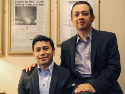 Rodrigo Mart&iacute;nez (izquierda) y Edwin Echegoyen, en Washington.