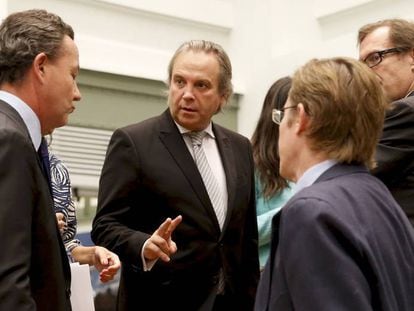 El socialista Antonio Miguel Carmona con otros concejales en el pleno municipal.