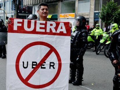 Una protesta contra la plataforma tecnol&oacute;gica Uber en Bogot&aacute; (Colombia), este lunes.