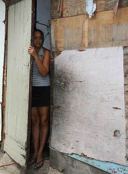 Nuria, en la puerta de su casa en Santa Bárbara (Santo Domingo).