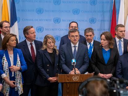 El ministro de Exteriores de Ucrania, Dmitro Kuleba (centro), este viernes junto a otros homólogos europeos tras la sesión de la Asamblea General de la ONU.