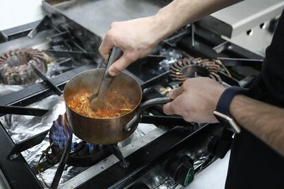 Juan Beltrán prepara la carne del entrante de FoodCraft de tacos de cochinita pibil.