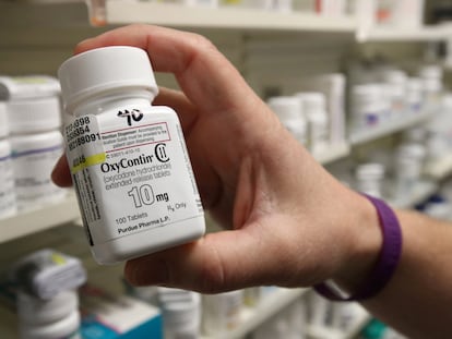 Un farmacéutico muestra un bote de OxyContin en una farmacia de Provo (Utah), en mayo de 2019.