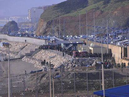 Un momento del incidente en la frontera de Ceuta.