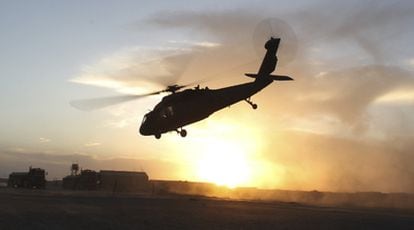 Un helicóptero Black Hawk abandona la base de operaciones en el sur del país en dirección a Marjah.
