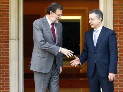 Mariano Rajoy saluda a &Iacute;&ntilde;igo Urkullu durante la visita de este &uacute;ltimo a la Moncloa en 2013.