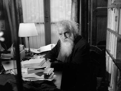 Gaston Bachelard en su casa  en Par&iacute;s durante una entrevista.