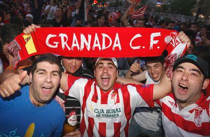 Hinchas del Granada celebran el ascenso.