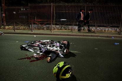 Un cuerpo sin vida yace en las cercanías de la sinagoga atacada este viernes. 