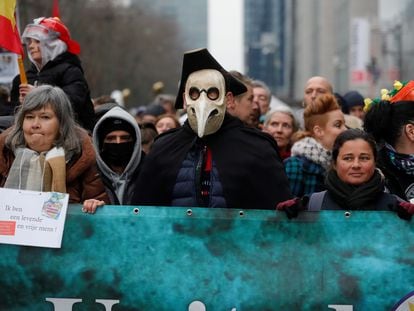 Manifestantes contra las medidas adoptadas para controlar la pandemia en una calle de Bruselas.