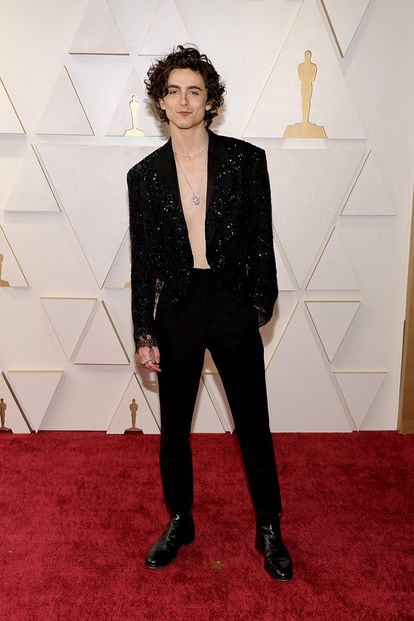 Timothée Chalamet, protagonista de Dune. El actor ha sido uno de los más originales de la noche al no llevar nada debajo de la chaqueta (con paillettes) de su traje de Louis Vuitton.