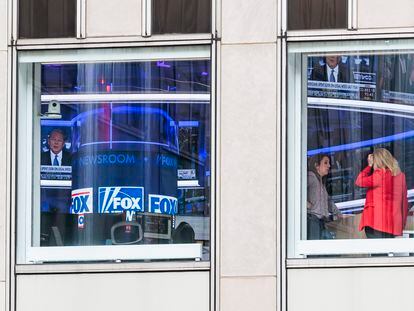 Dos mujeres hablaban ante los ventanales de la sede de la cadena de televisión Fox en Nueva York, este miércoles 19 de abril.