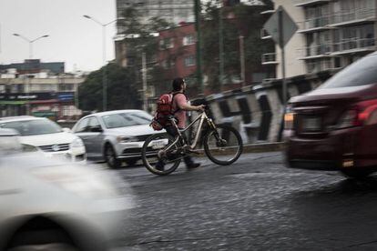 Un ciclista camina en las calles de la Ciudad de M&eacute;xico