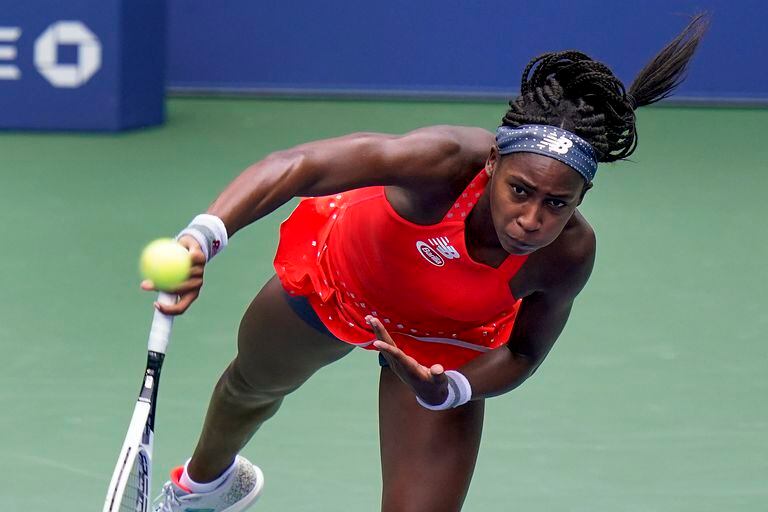 Gauff sirve durante el partido contra Sevastova en Nueva York.