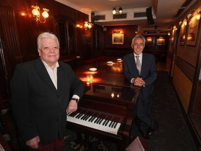 El pianista Jesús Serrano y el dueño del Tony2 César Tejero, en el pianobar. 