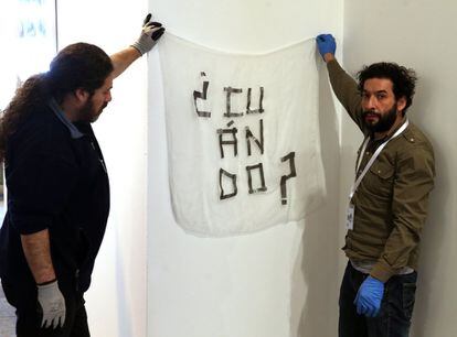 Dos operarios trabajan en el montaje de la galería Elba Benítez, Madrid.