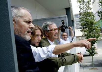 El alcalde de Barcelona, Xavier Trias, durante la visita realizada esta mañana a la nueva promoción de viviendas protegidas "El Triangle del 22@".