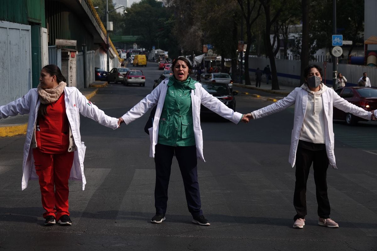 Pemex carga contra más de 40 médicos residentes y reaviva el conflicto en la petrolera