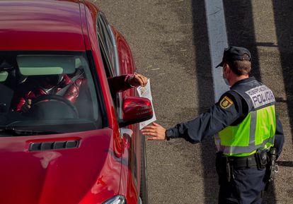Agentes de la Policía en un control instalado a la entrada a la capital asturiana por la autopista A-66.