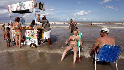 Turistas en una playa de San Bernardo (Argentina), en una imagen de archivo.