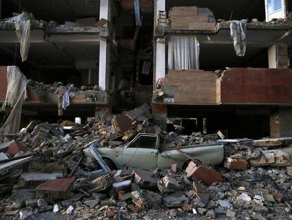Destrozos causados en un edificio tras el terremoto en Sarpol-e Zahab (Irán).