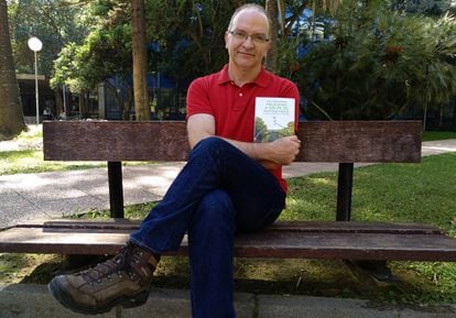 Juan Carlos Siurana posa con su libro en la Facultad de Filosofía y Ciencias de la Educación de la Universidad de Valencia.